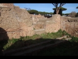 03152 ostia - regio i - insula xii - caseggiato dei triclini (i,xii,1) - hof - nordende - 1. raum - bli ri nordosten - 01-2024.jpg